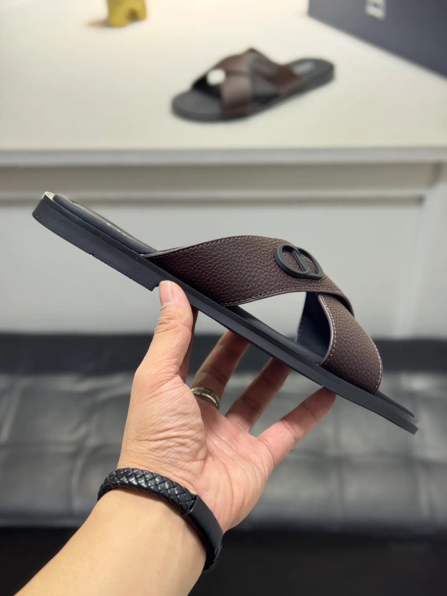 Men's men's shoes 💰320 [New style] 🦇🦇𝐂𝐡𝐫𝐢𝐬𝐭𝐢𝐚𝐧 𝐃𝐢𝐨𝐫 Dior slippers - the latest hot sandals, classic sandals, original replicas, super durable and versatile, cowhide leather with hardware accessories, very comfortable on the feet Look slim and white. Original molded outsole size: 38-44 (.45. Customized